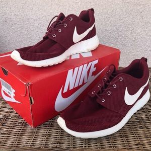 Men’s size 13 Roshe Runs